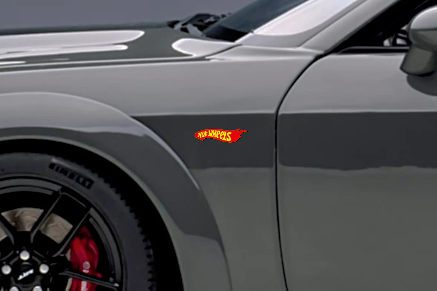Car emblem badge for fenders with Hot Wheels logo - Image 2