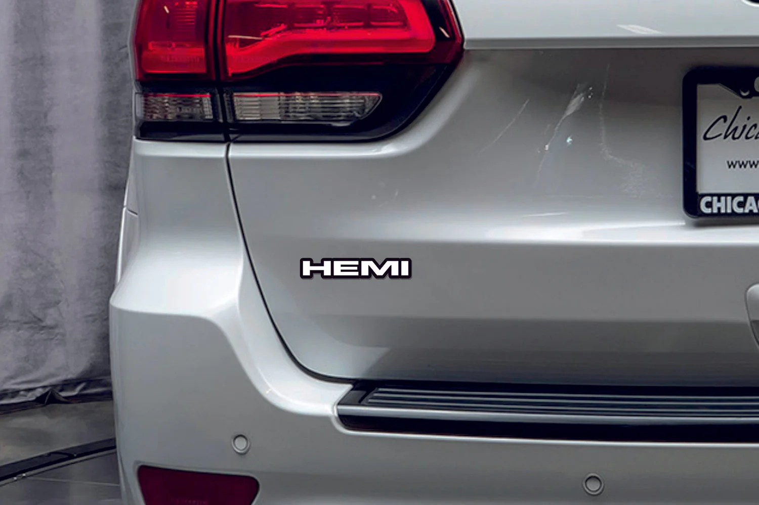 Chrysler tailgate trunk rear emblem with HEMI logo - Image 2