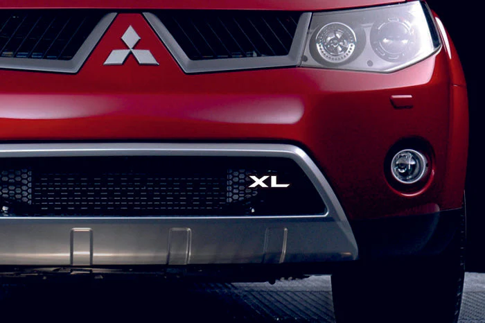 Mitsubishi Radiator grille emblem with XL logo - Image 2